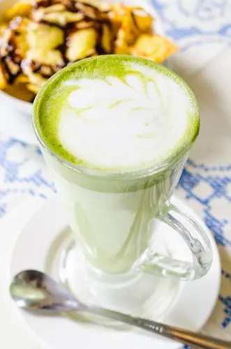 Receta de batido Matcha delicioso servido en un bello vaso listo para tomar