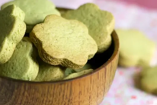 Imagen de receta Galletas Matcha como van a quedar las galletas en un bol